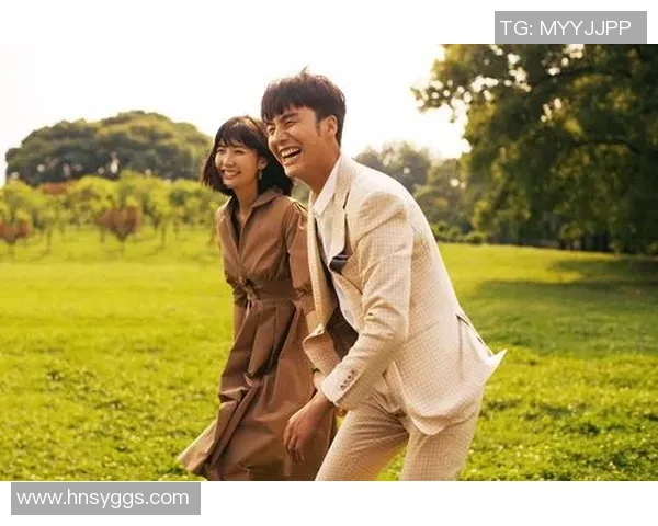 情侣通过认出足球球星考验默契度引发全场欢笑甜蜜互动